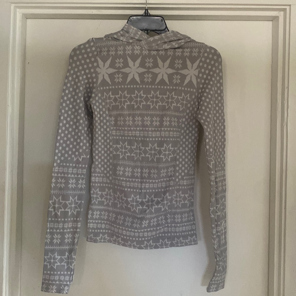 Cute snowflake pattern athletic top. Sz S/P